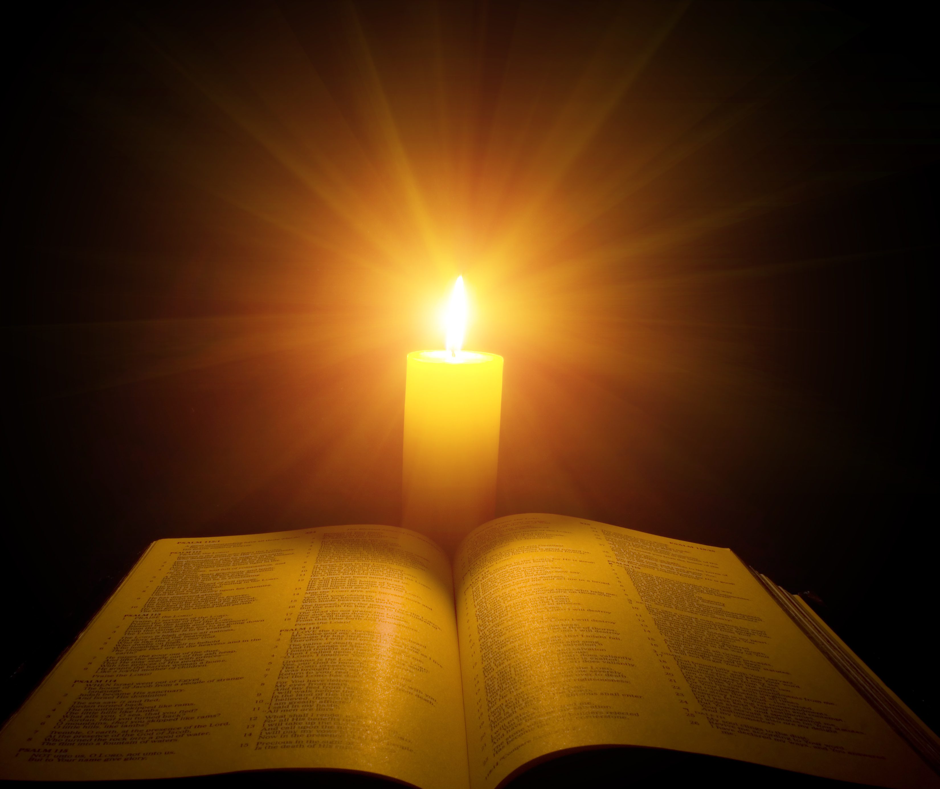 Книга увидела свет. Магия псалмов красивая картинка. Светлый фон со свечой и книгами.